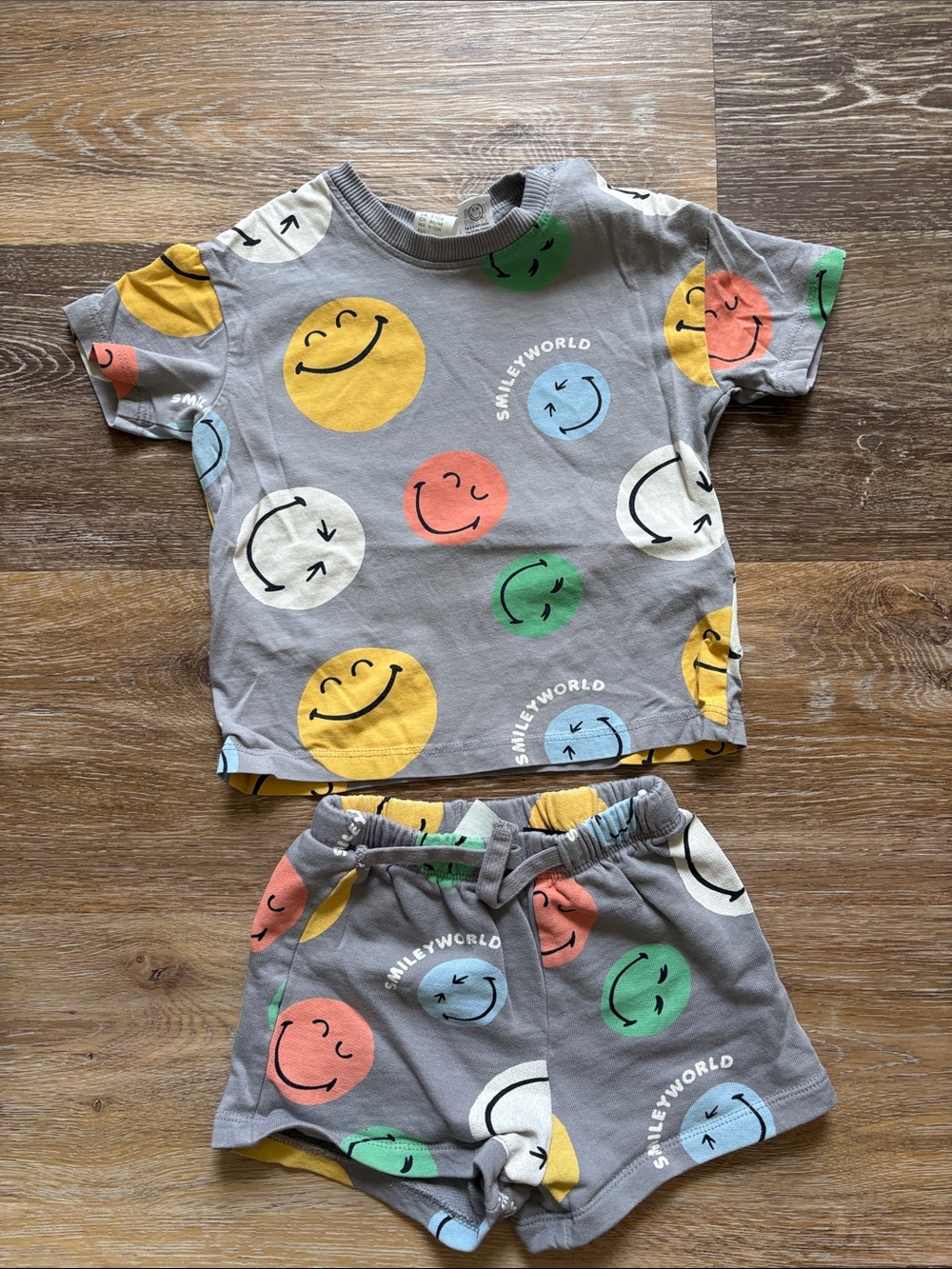 SmileyWorld Gray Kids Set with Colorful Smiley Prints